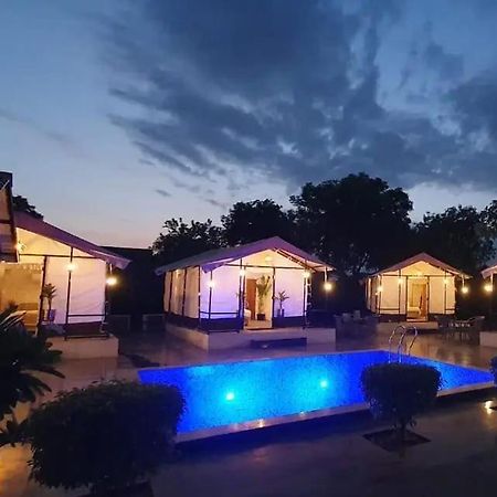 Luxury Farmhouse In Chhatarpur With Pool Нью-Дели Экстерьер фото