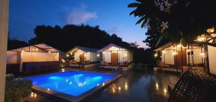 Luxury Farmhouse In Chhatarpur With Pool Нью-Дели Экстерьер фото