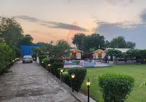 Luxury Farmhouse In Chhatarpur With Pool Нью-Дели Экстерьер фото