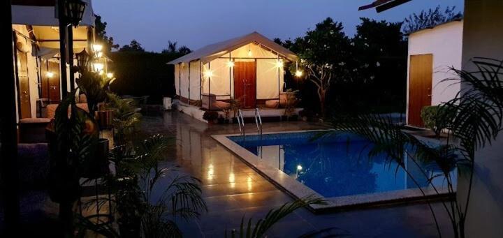 Luxury Farmhouse In Chhatarpur With Pool Нью-Дели Экстерьер фото