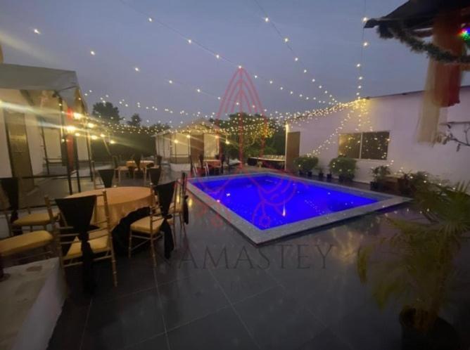 Luxury Farmhouse In Chhatarpur With Pool Нью-Дели Экстерьер фото