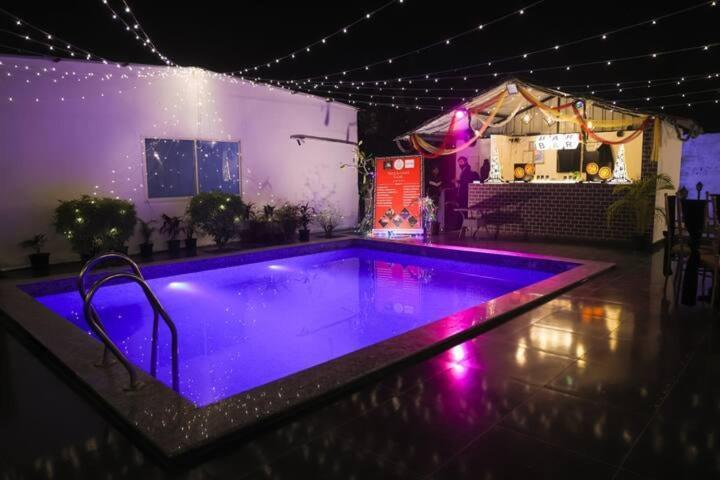 Luxury Farmhouse In Chhatarpur With Pool Нью-Дели Экстерьер фото