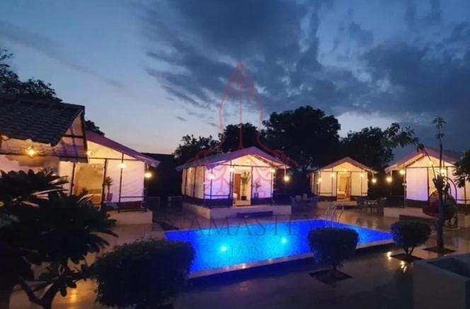 Luxury Farmhouse In Chhatarpur With Pool Нью-Дели Экстерьер фото