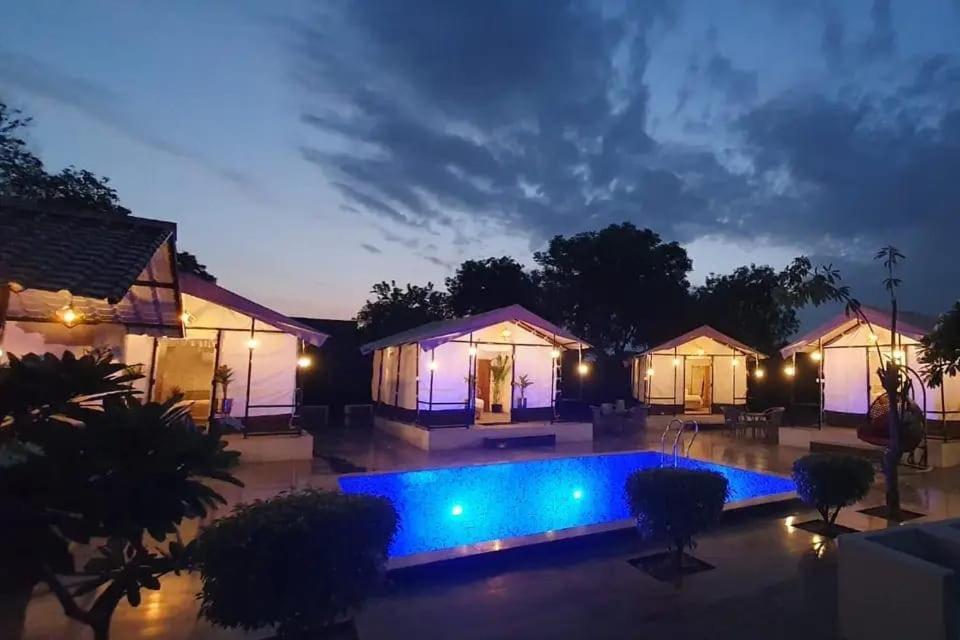 Luxury Farmhouse In Chhatarpur With Pool Нью-Дели Экстерьер фото